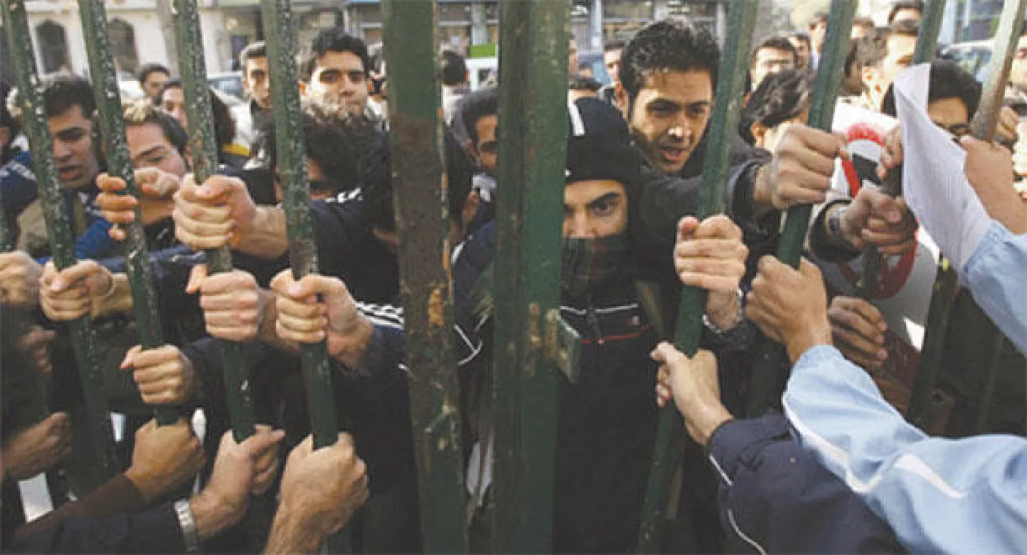 مظاهرة طلابية في طهران عام 2008 ضد سياسات الرئيس حينذاك محمود أحمدي نجاد للمطالبة بمزيد من الحرية (وكالة الصحافة الفرنسية)