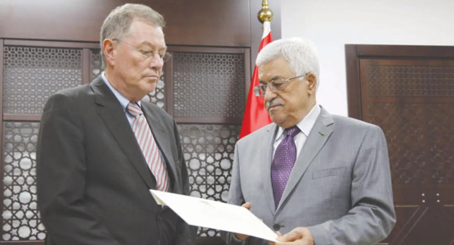 الرئيس الفلسطيني خلال لقائه المنسق الأمم المتحدة الخاص لعملية السلام روبرت سري في رام الله أمس حيث طالب المجتمع الدولي بحماية فلسطين (أ.ف.ب) 