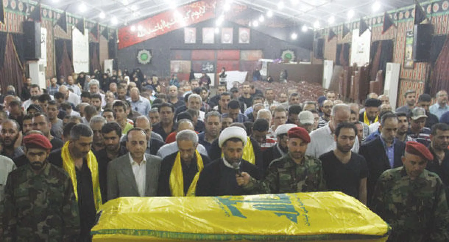 جانب من تشييع المقاتل في حزب الله» بلال كسرواني في ضاحية بيروت الجنوبية، أمس، بعدما لقي حتفه خلال معارك في سوريا (أ.ف.ب)