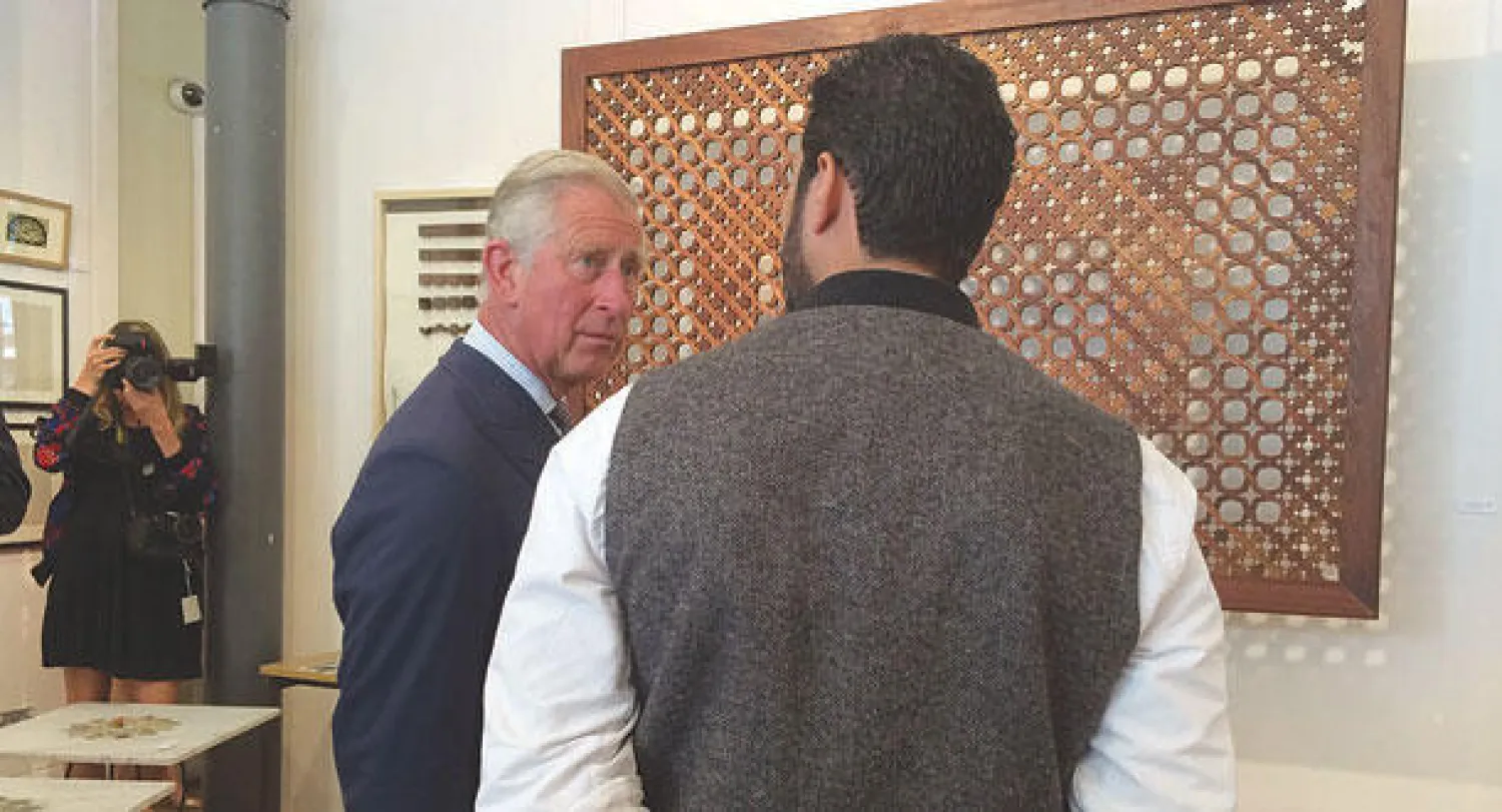 الأمير تشارلز يستمع لشرح أحمد عنقاوي حول أعماله («الشرق الأوسط»)