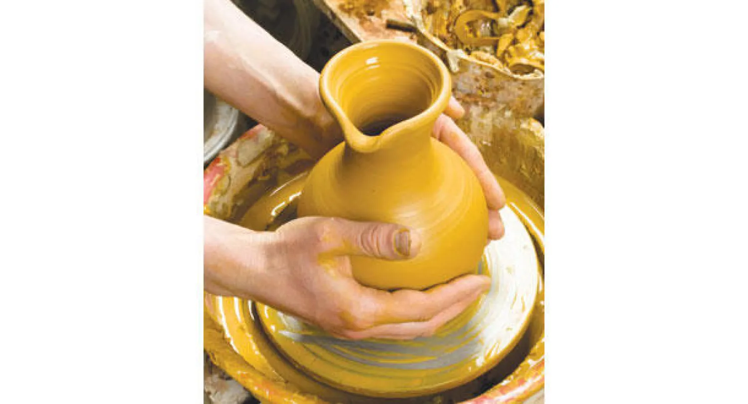 صناعة الأواني من الفخار والخزف