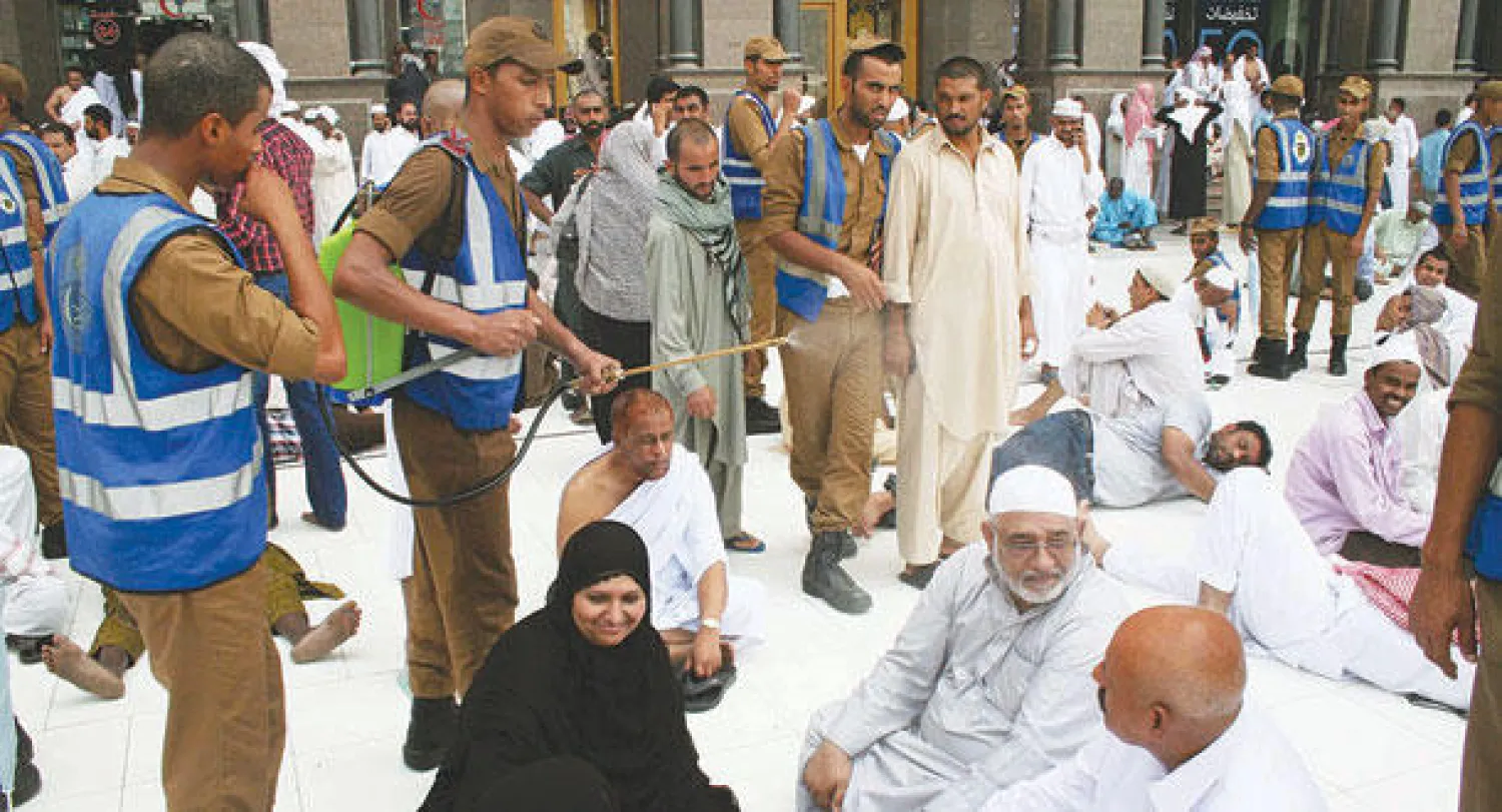 أفراد الأمن يوجهون رذاذ الماء بسبب الطقس الساخن الذي تشهده مكة المكرمة هذه الأيام (تصوير: أحمد حشاد)