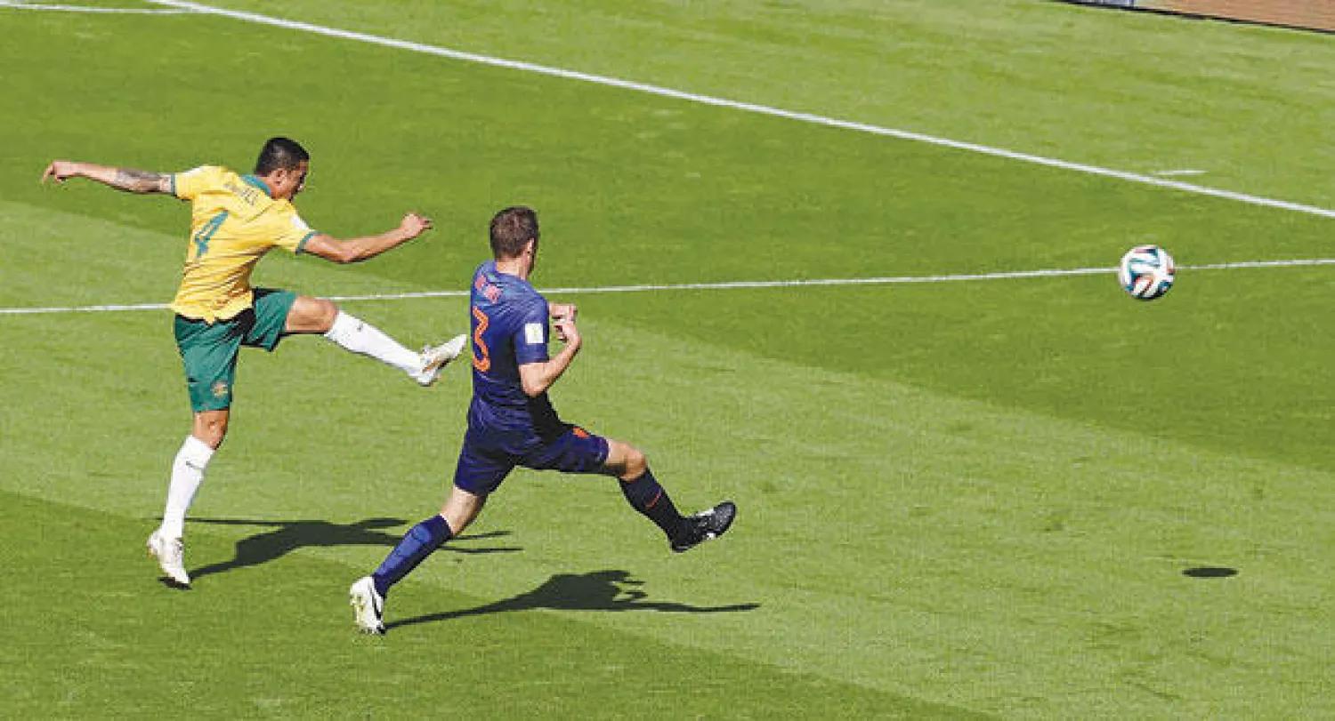 الأسترالي كاهيل (يسار) يصوب نحو مرمى هولندا ليسجل واحدا من أجمل الأهداف في مونديال 2014