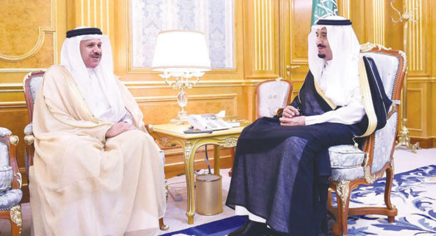 الأمير سلمان خلال استقباله الدكتور عبد اللطيف بن راشد الزياني في جدة أمس (واس)