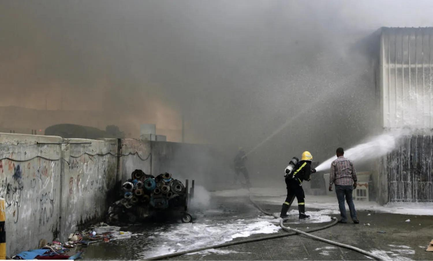 حريق بسوق حراج الدمام يحول 27 محلا إلى ركام ولا خسائر في الأرواح