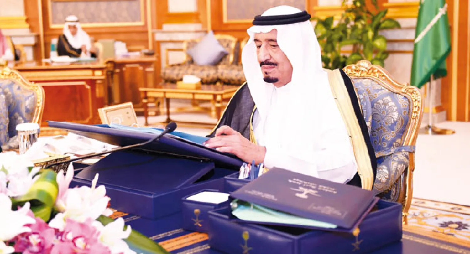 الأمير سلمان خلال ترؤسه جلسة مجلس الوزراء في جدة مساء أمس (واس)