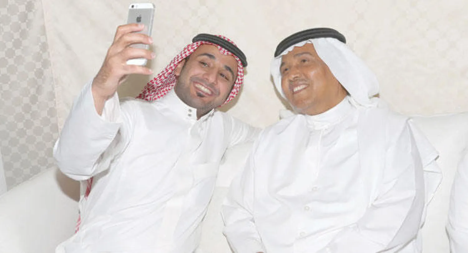 الممثل طارق الحربي يلتقط صورة «سيلفي» مع فنان العرب