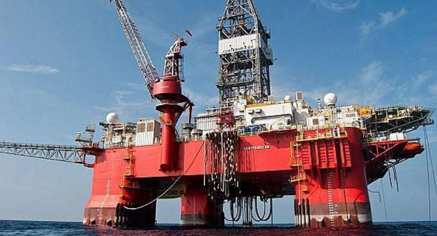 النفط يوقف أطول موجة خسارة منذ 2010 ويرتفع بما يقارب دولارين