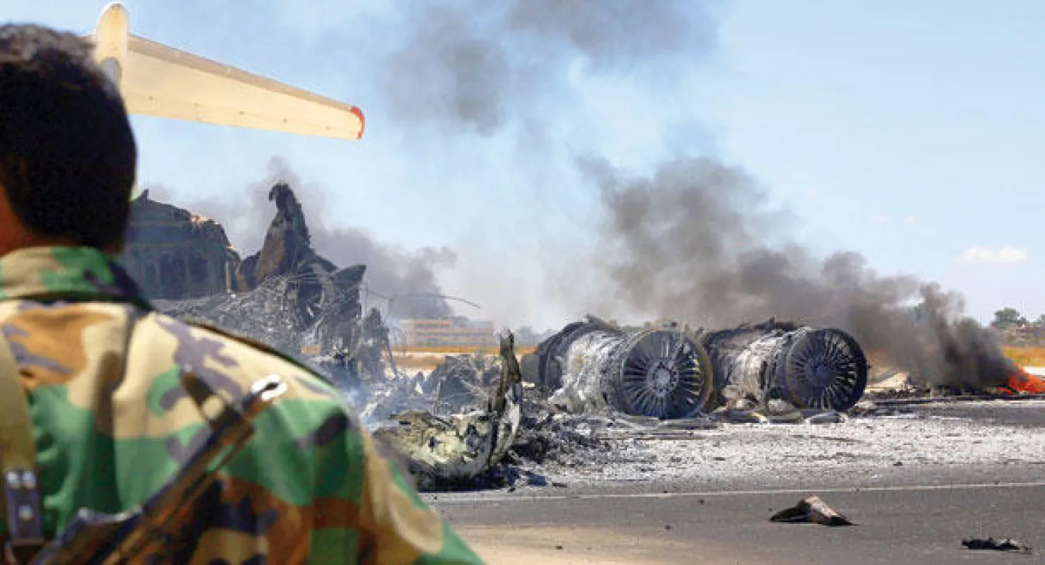 طائرة محترقة في مطار طرابلس إثر اشتباكات جرت أخيرا في العاصمة الليبية (أ ف ب)