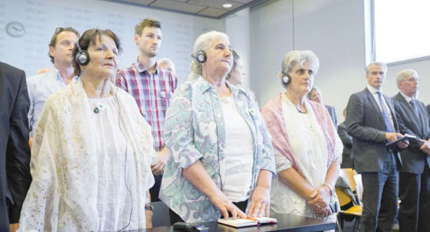 بوسنيات من «جمعية أمهات سريبرينيتسا» يستمعن إلى الحكم القضائي في لاهاي أمس (إ.ب.أ)