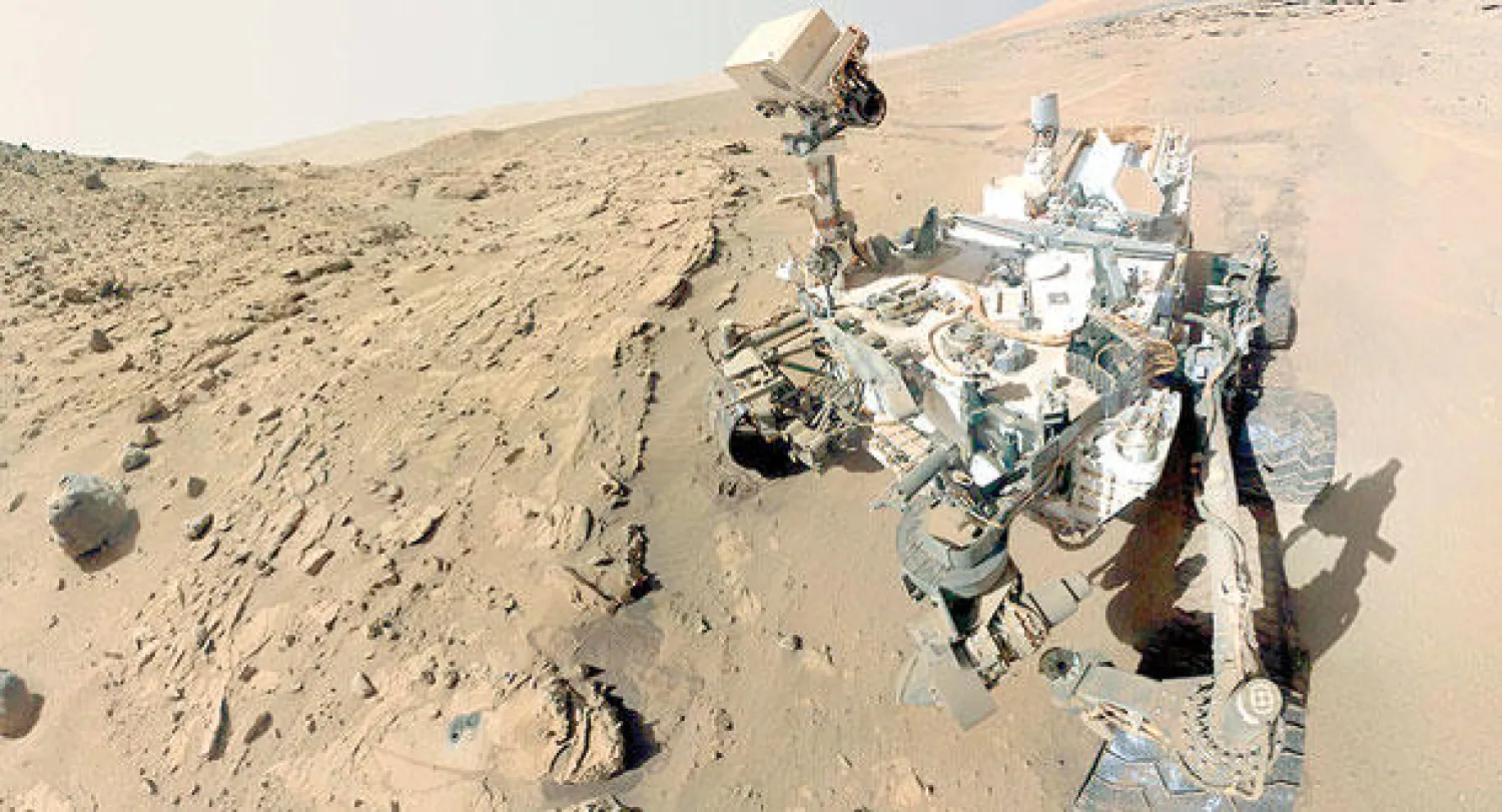 صورة وزعتها ناسا للمسبار كيوريوسيتي الذي استخدم ذراعه لالتقاط صور لنفسه بعد أن مكث 687 يوما على سطح المريخ (إ.ب.أ)