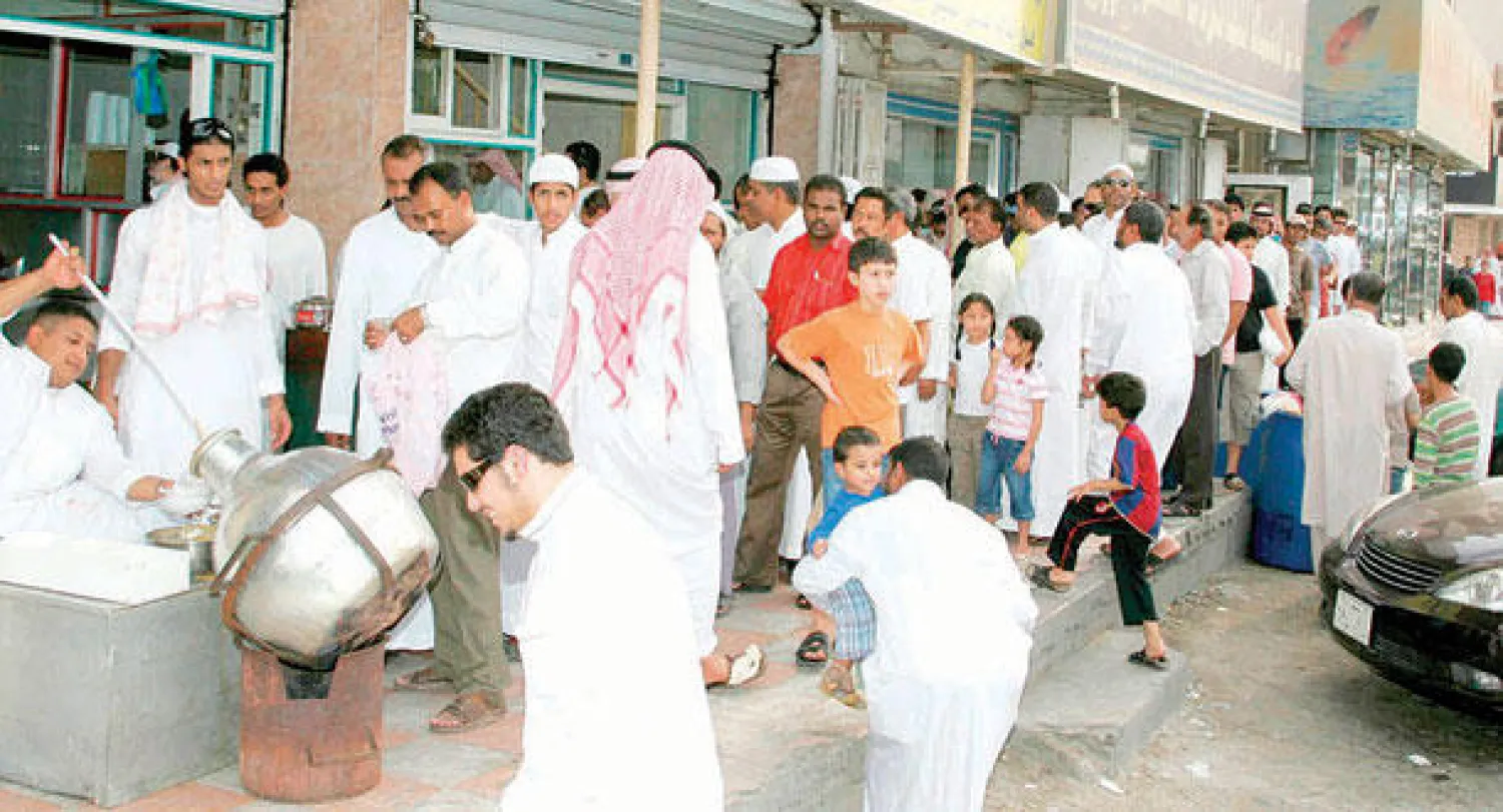طوابير الفول قبيل ساعات من أذان المغرب في جدة («الشرق الأوسط»)