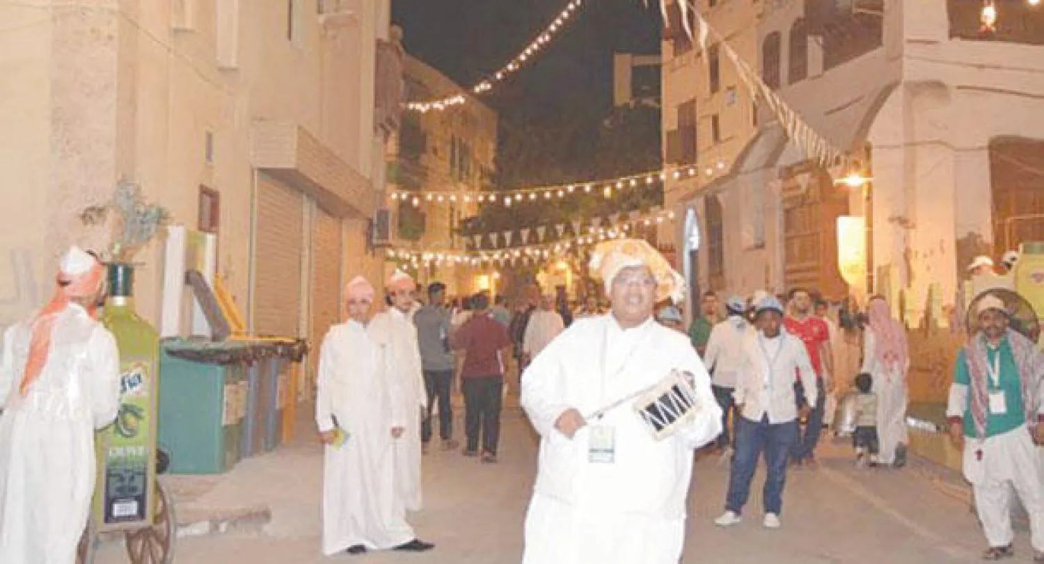 مهنة المسحراتي عادت إلى حواري جدة القديمة مع مهرجان «رمضاننا كده»