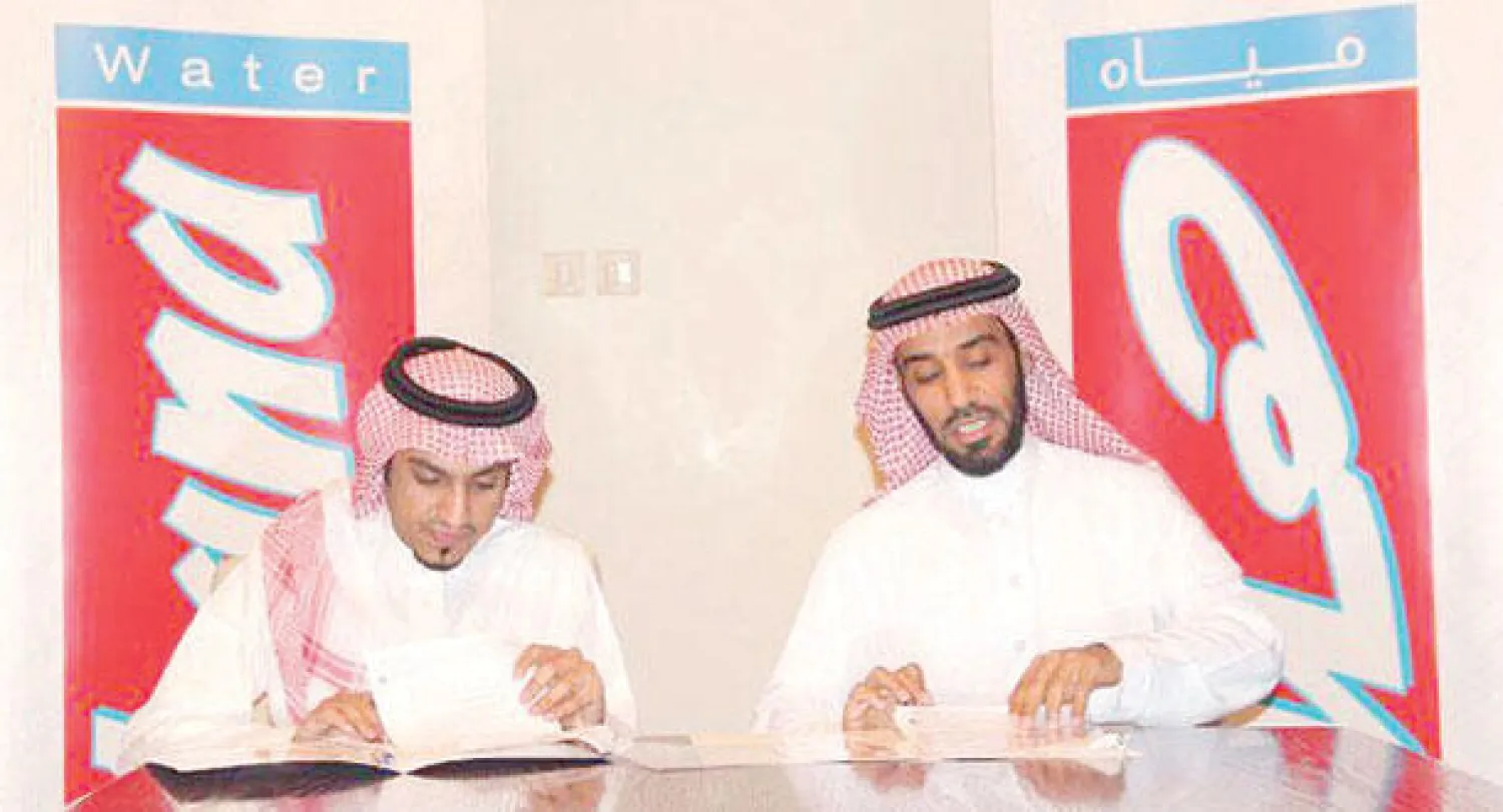 جانب من توقيع عقد الرعاية بين نادي الرائد وشركة «مياه هنا»