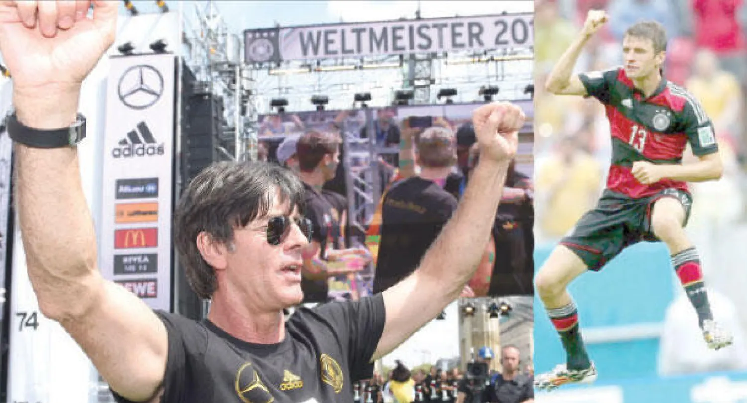 أفراح المنتخب الألماني بعد حصد لقب العرس العالمي   -  لوف.. المدرب الذي أصبح بقاؤه مطلوبا من الجميع