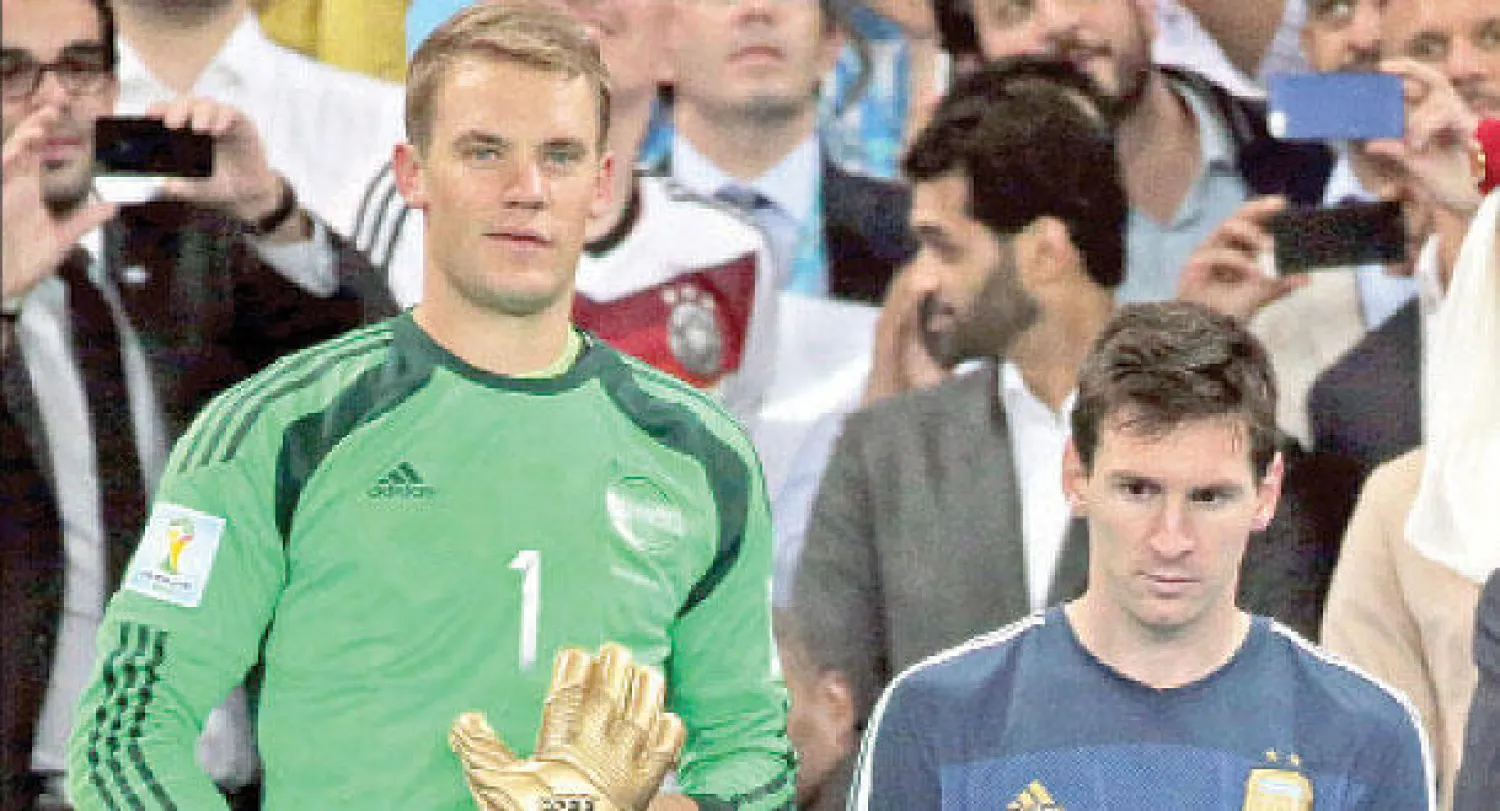 ميسي وكرته الذهبية ونوير وقفازه الذهبي (إ.ب.أ)