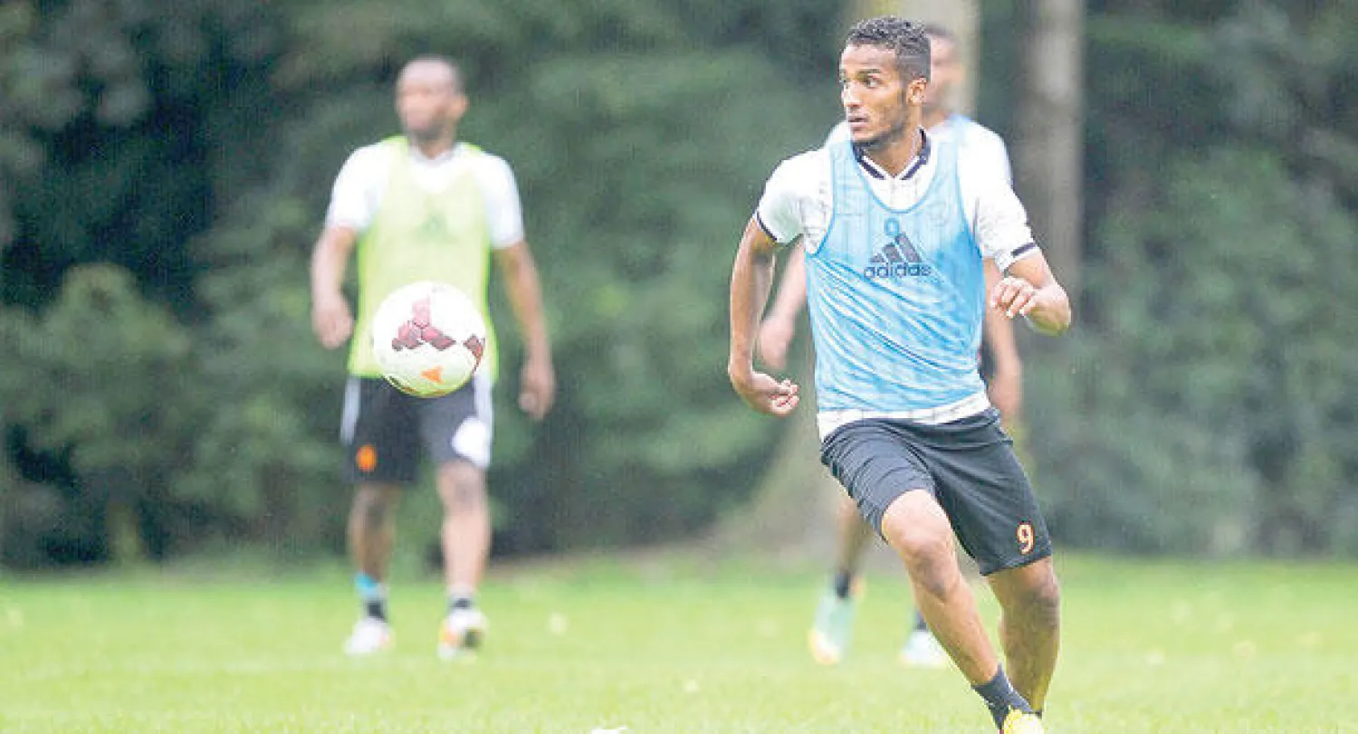 نايف هزازي العائد من الإصابة خلال تدريبات الشباب في معسكر هولندا