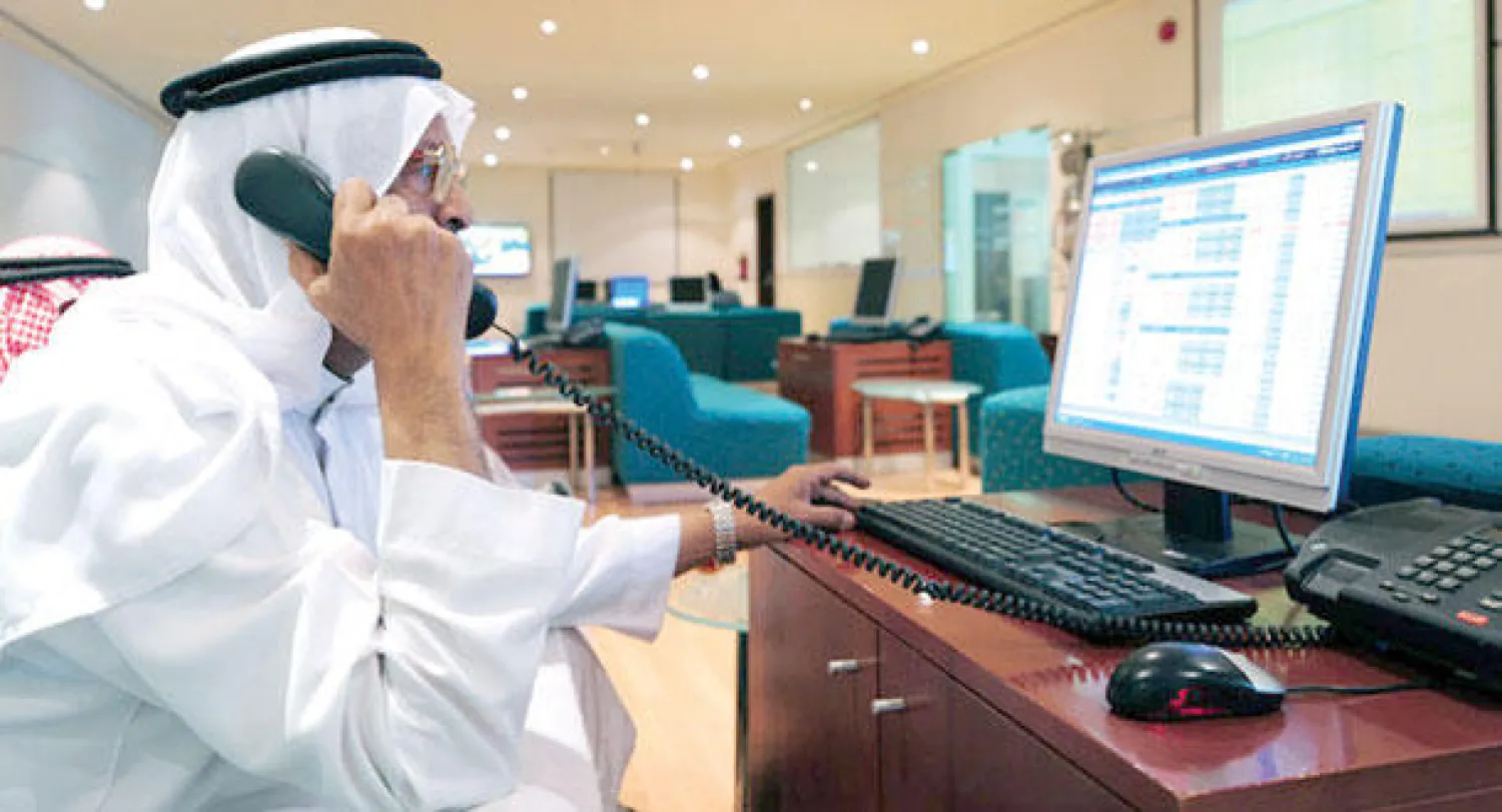 متعامل يتابع تحركات السوق السعودية ({الشرق الأوسط})