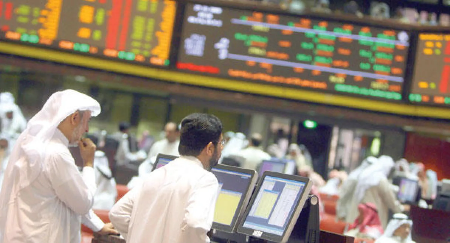 جانب من تدوالات البورصة الكويتية (أ.ف.ب)