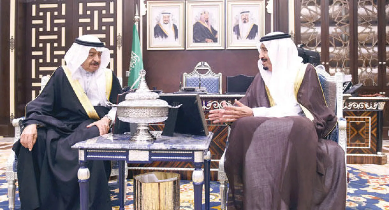 ولي العهد السعودي ورئيس مجلس وزراء مملكة البحرين خلال جلسة المباحثات الرسمية في جدة مساء أول من أمس (واس)