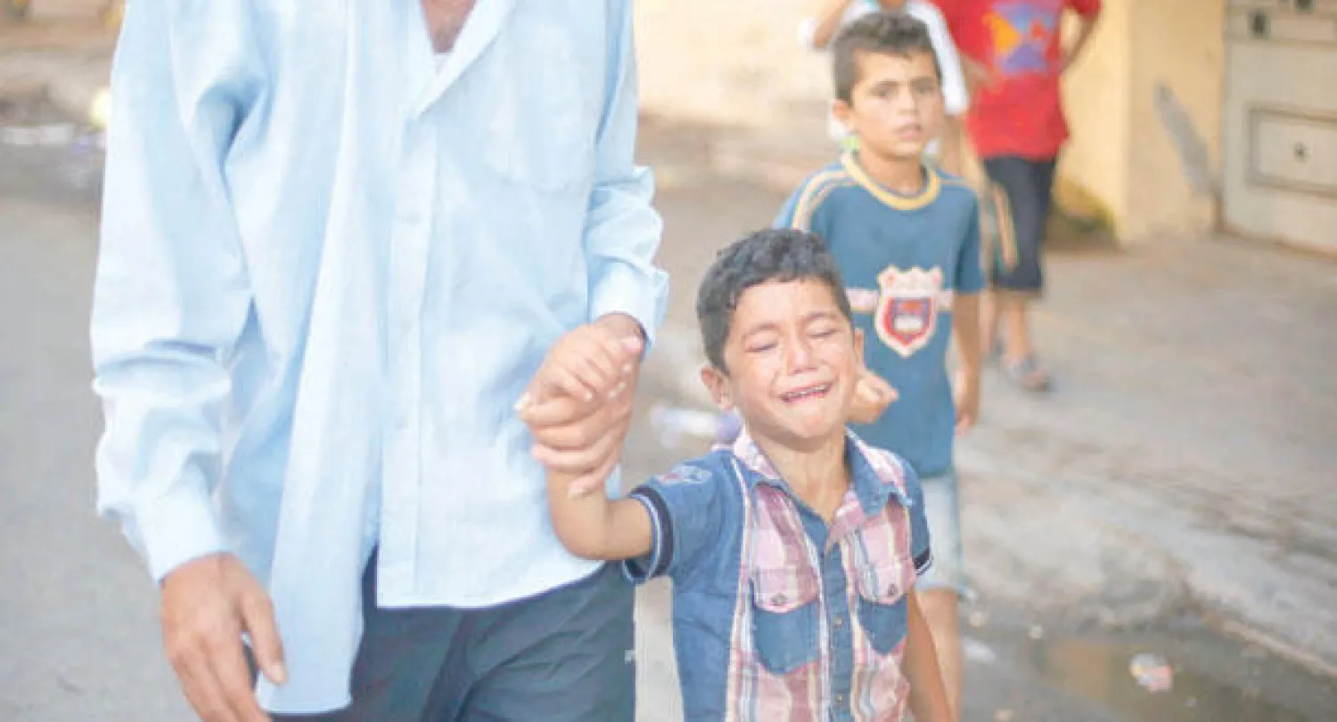 طفل يبكي بعد مقتل أربعة أطفال من عائلته (بكر) جراء سقوط قذيفة أطلقها زورق حربي إسرائيلي استهدفهم على شاطئ غزة أمس (رويترز)