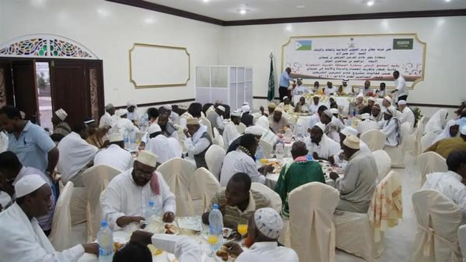 مشروع خادم الحرمين لإفطار الصائم قدم مليون وجبة في أكثر من أربعين دولة