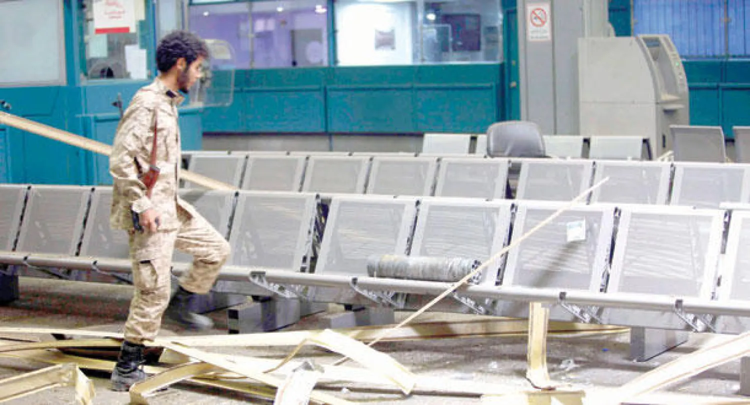 إحدى قاعات المغادرة بمطار طرابلس الدولي تحولت إلى خرائب بسبب الاشتباكات بين الميليشيات المسلحة لليوم الخامس على التوالي للسيطرة عليه (رويترز)