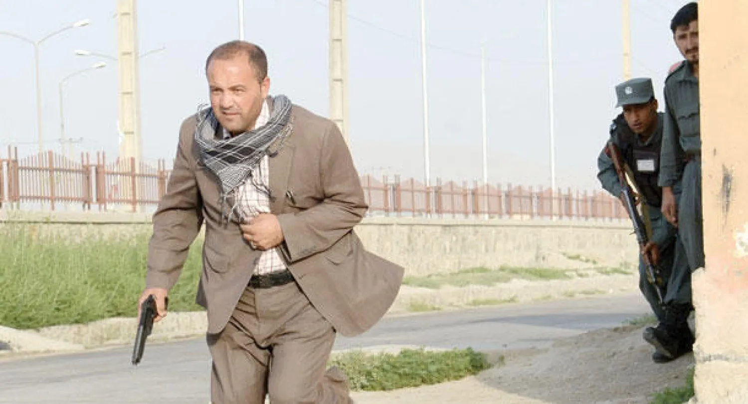 رجال أمن أفغان خلال المواجهات مع منفذي الهجوم على مطار كابل أمس (أ.ف.ب)