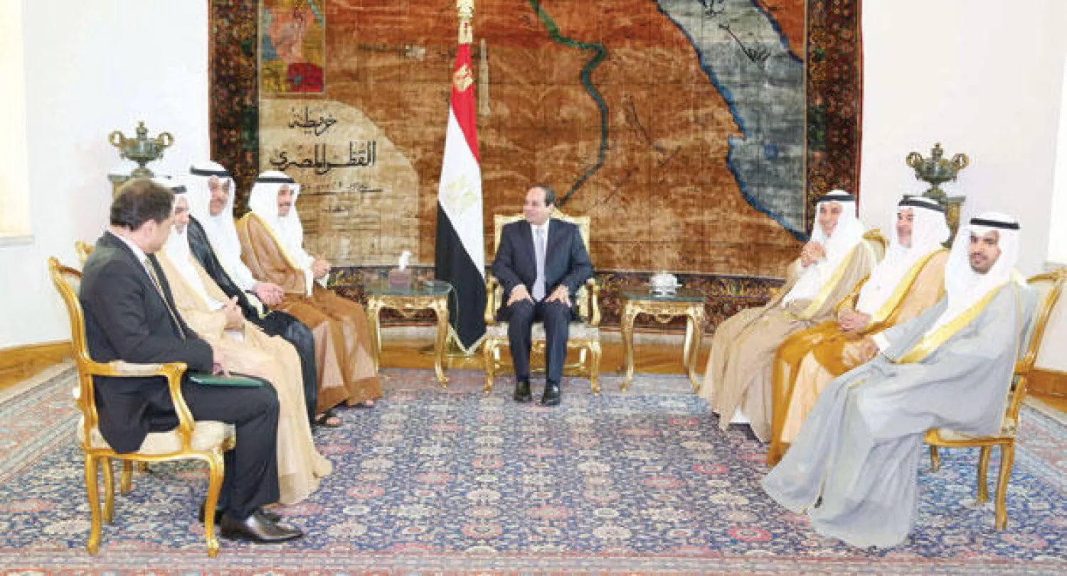 الرئيس المصري عبد الفتاح السيسي لدى استقباله رئيس البرلمان الكويتي مرزوق الغانم والوفد المرافق في القاهرة أمس لبحث القضايا الثنائية والإقليمية (أ.ف.ب)
