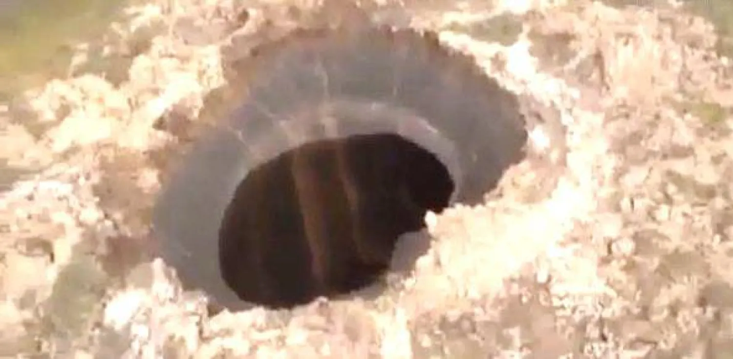 رحلة بمروحية تقود إلى اكتشاف حفرة عملاقة غامضة في سيبيريا