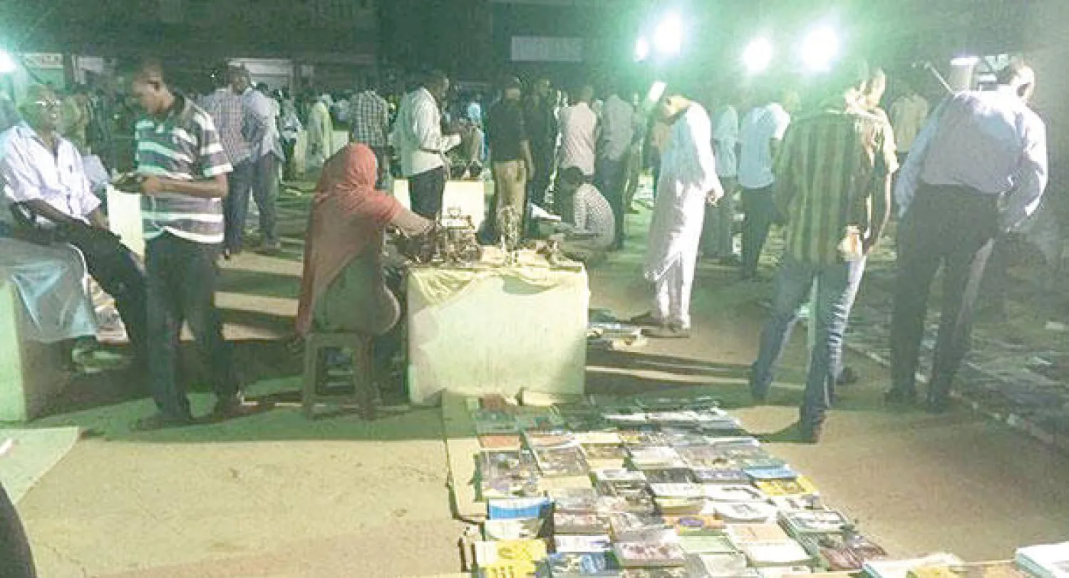 اختيرت له ساحة مقهى «أتنيّ» بكل محمولها الثقافي وموقعها وسط المدينة