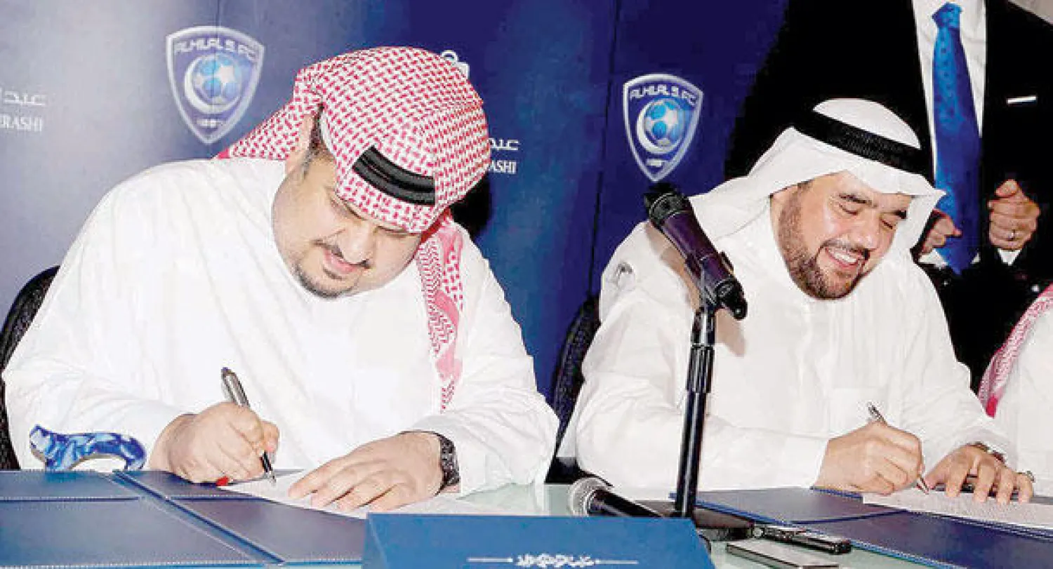 جانب من مراسم توقيع العقد بين الهلال وشركة «عبد الصمد القرشي»