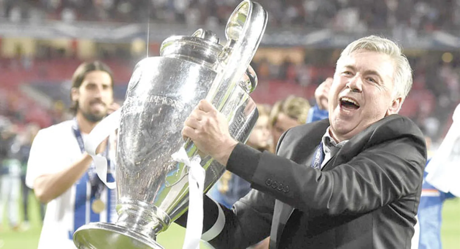 أنشيلوتي مدرب الريـال يحتفل بالفوز بكأس الأبطال التي عززت من قيمة النادي الإسباني