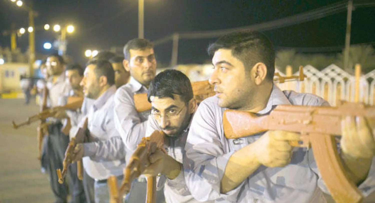 متطوعون من شيعة العراق يجرون تمرينا للدفاع عن مدينة النجف أمس (رويترز)