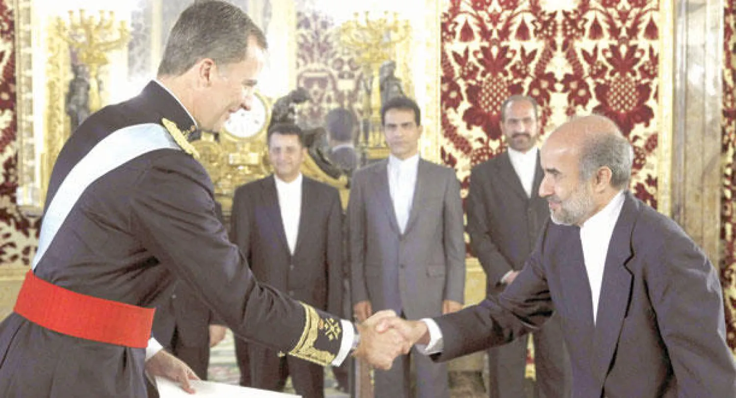 الملك الإسباني فيليب السادس يتسلم أوراق اعتماد السفير الإيراني الجديد في مدريد محمد حسن فديافارد في القصر الملكي بالعاصمة أمس (إ.ب.أ)