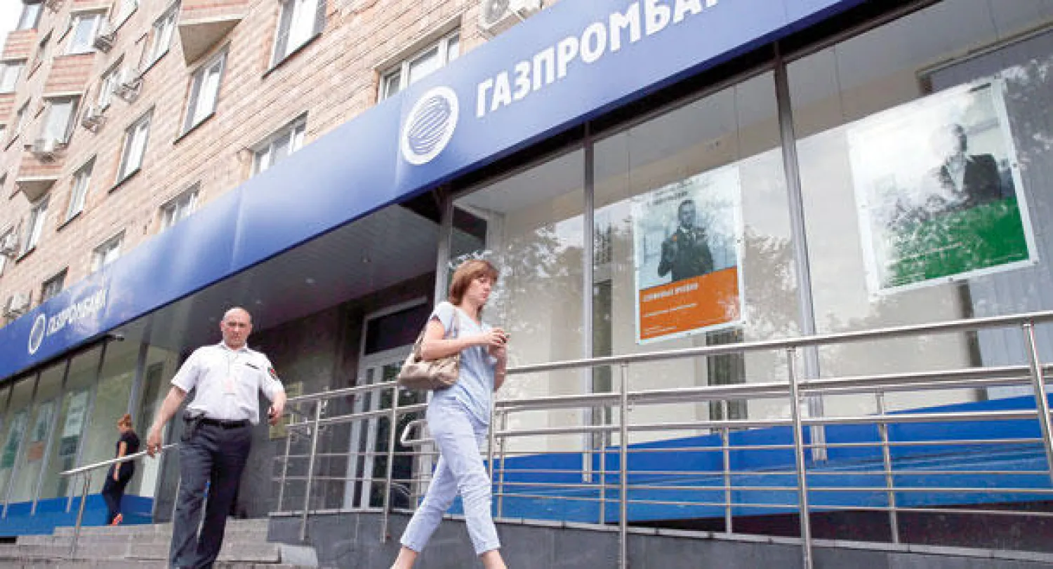 أحد فروع بنك غازبروم التابع لشركة النفط الروسية العملاقة غازبروم في موسكو إحدى المؤسسات الروسية المستهدفة بالعقوبات (إ.ب.أ)