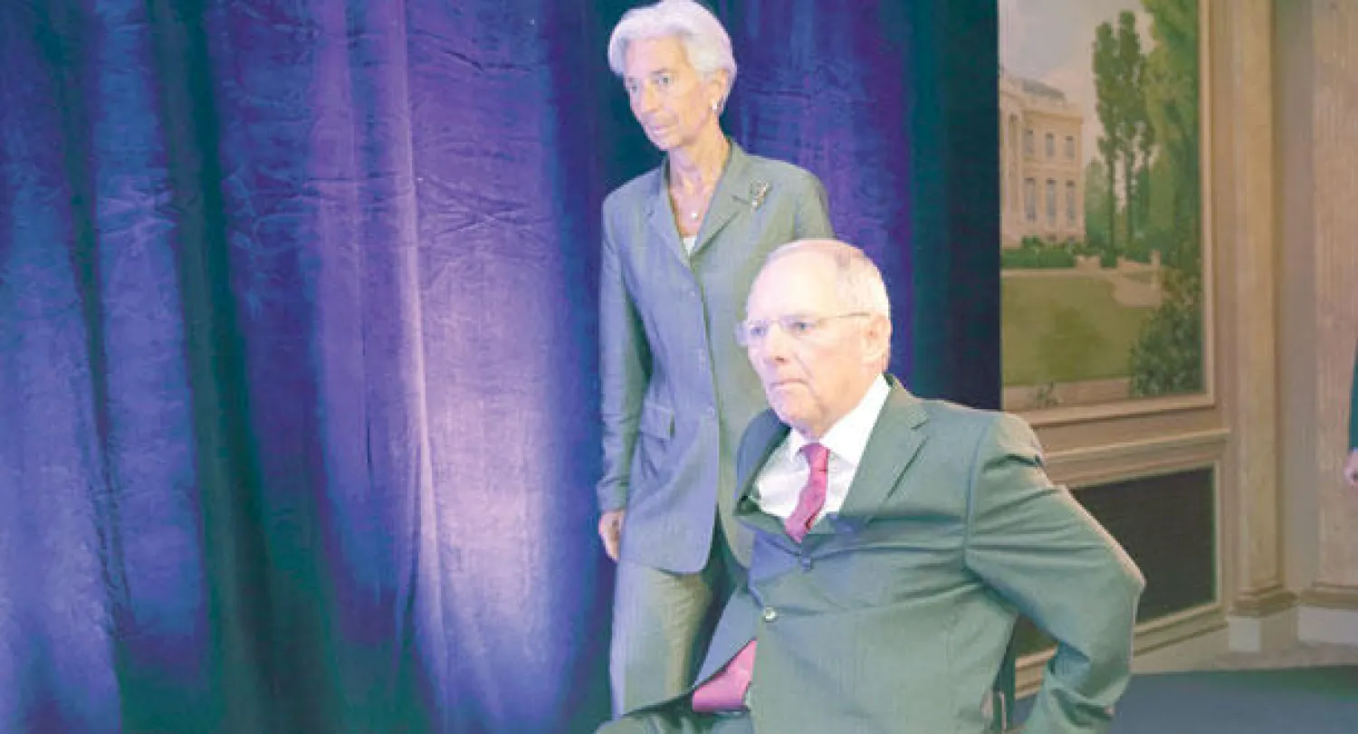 مديرة صندوق النقد الدولي كريستين لاغارد إلى جانب وزير مالية ألمانيا فولفغانغ شويبله أثناء مؤتمر حول مستقبل اليورو في باريس أمس (رويترز)