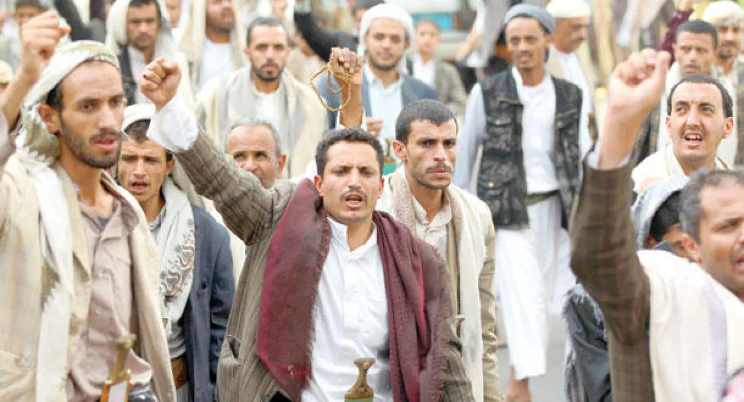 يمنيون مؤيدون لفسطيني غزة يطلقون أمس في العاصمة صنعاء شعارات في مظاهرة احتجاجية ضد إسرائيل على القطاع (أ.ف.ب)