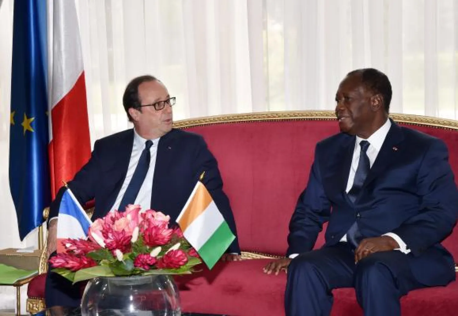 الرئيس الفرنسي رفقة رئيس ساحل العاج الحسن وتارا