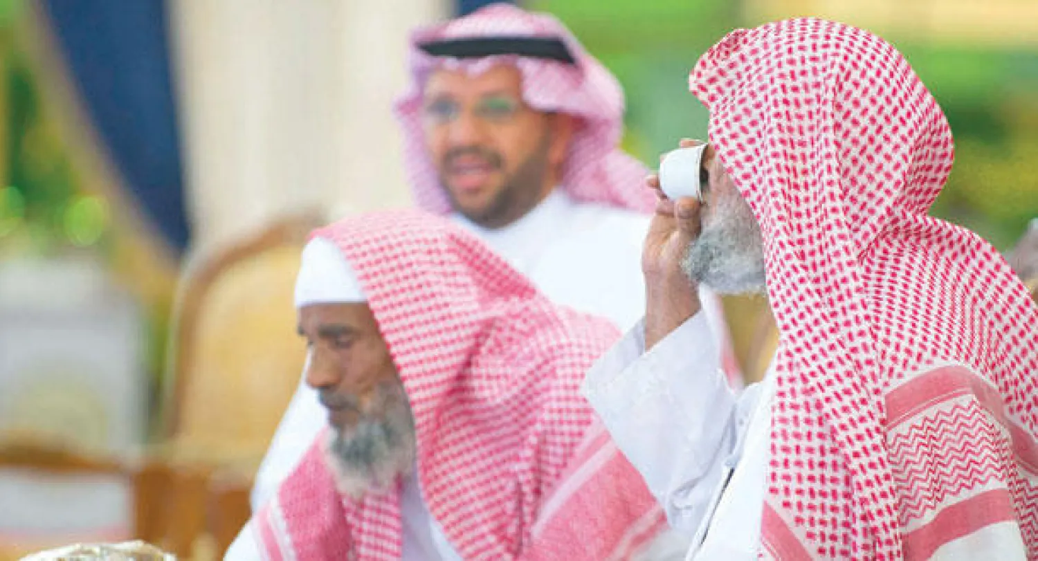 مسنون يتناولون القهوة في مهرجان تمور بريدة العام الماضي (واس)