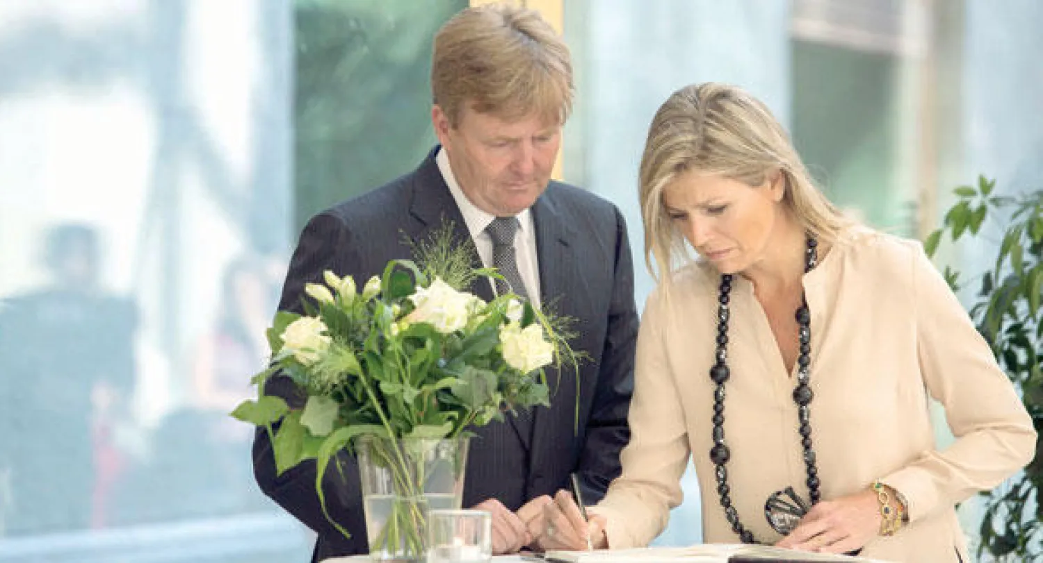 ملك هولندا فيليم ألكسندر والملكة ماكسيما يوقعان في دفتر التعازي لضحايا الطائرة الماليزية التي تحطمت في أوكرانيا في لاهاي أمس (رويترز)