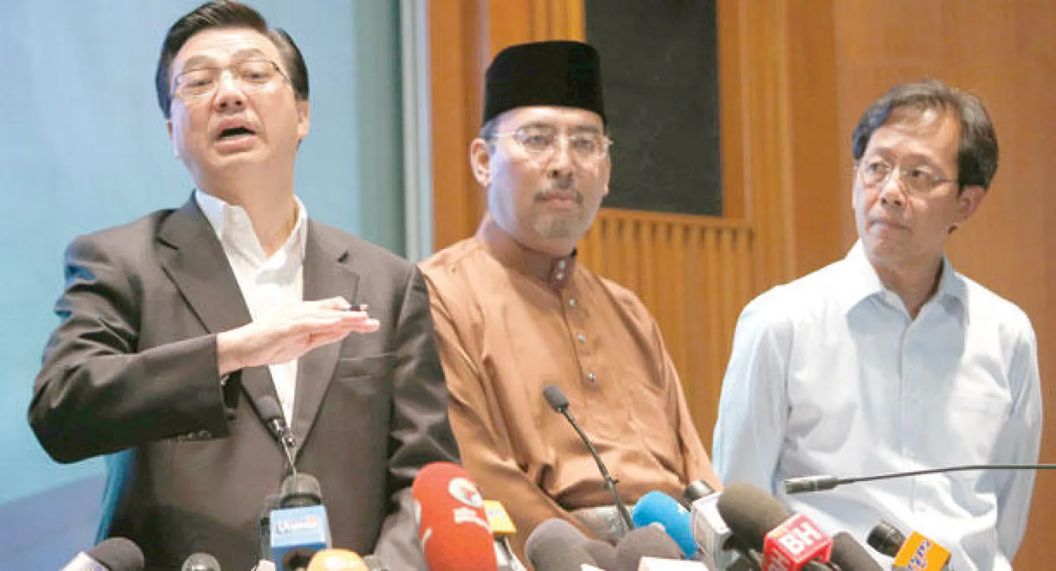 وزير النقل الماليزي ليو تيونغ لاي يتحدث خلال مؤتمر صحافي في كوالالمبور أمس. وقال ليو إن الطائرة المنكوبة لم تسلك أي مسار عليه قيود تحليق (رويترز)