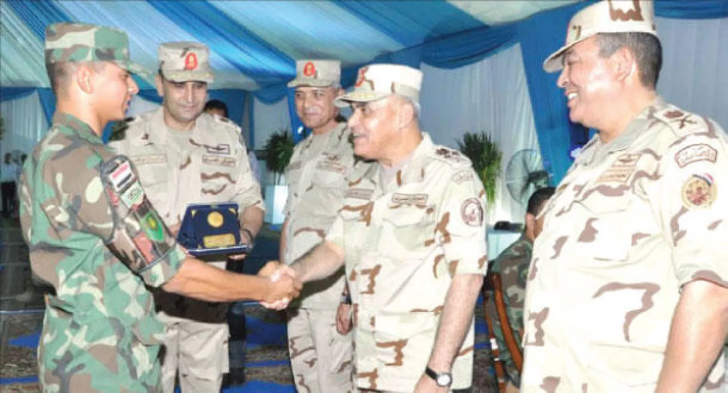 الفريق أول صدقي صبحي يكرم عددا من ضباط الصف والصناع العسكريين وأسرهم (صورة من الموقع الرسمي للمتحدث العسكري)