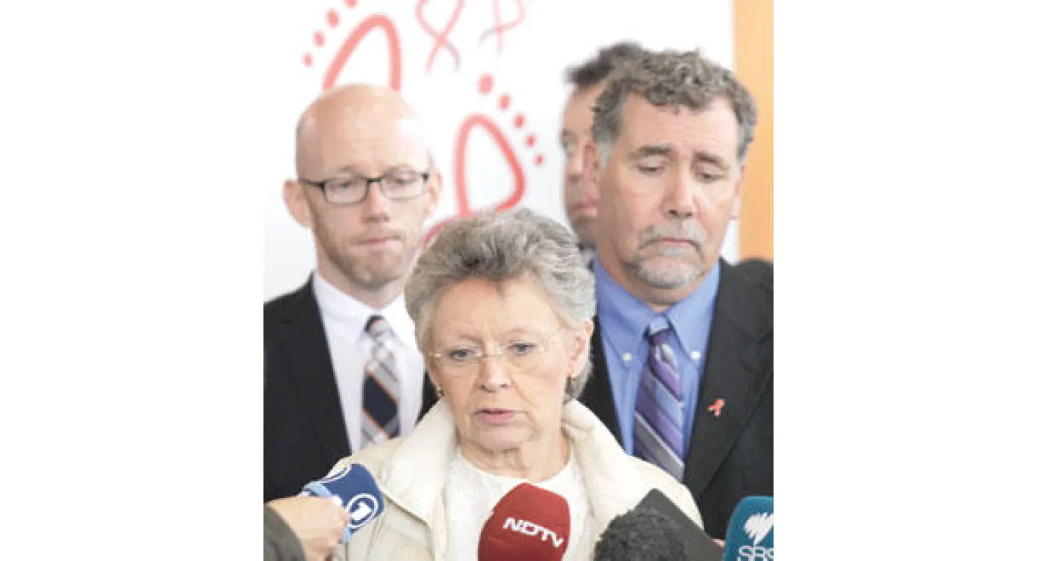 فرانسواز بار سينوسي رئيسة جمعية الإيدز الدولية تلقي بيانا خارج مقر انعقاد مؤتمر الإيدز في ملبورن بعد تأكيد مقتل ستة من خبراء الإيدز المشاركين في المؤتمر في الطائرة الماليزية التي سقطت قبل ثلاثة أيام (إ.ب.أ)