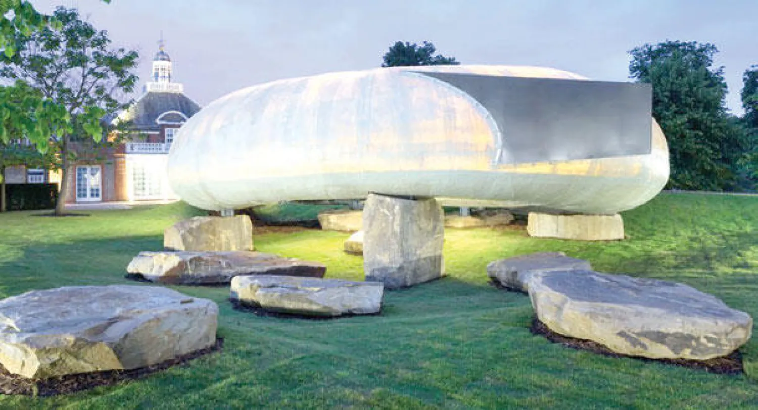 يبدو الجناح كأنه بيضة قديمة متشققة أو سفينة فضائية هبطت متحطمة على الأرض