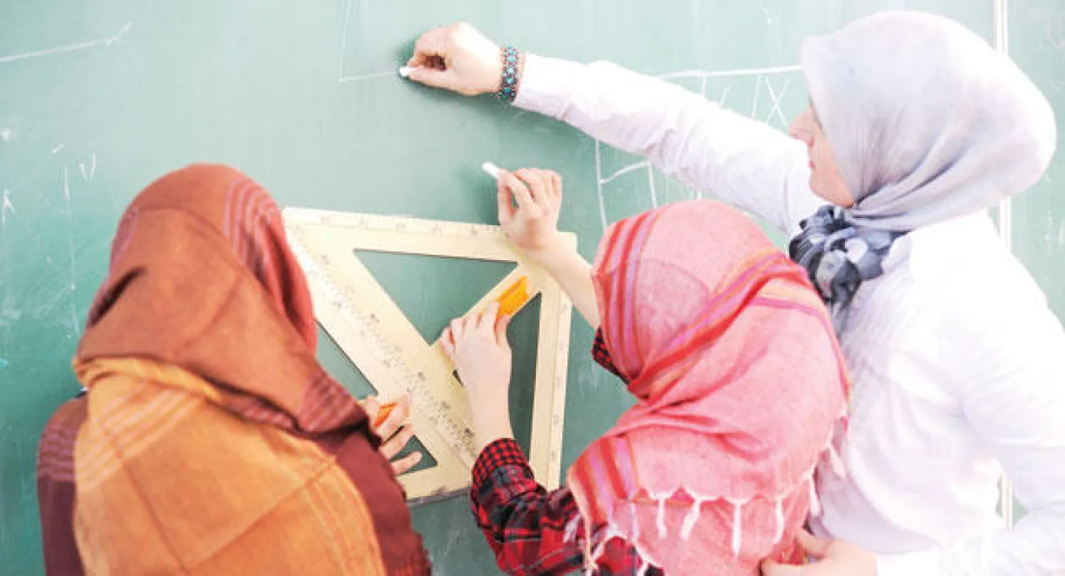 طالبات في مدرسة إسلامية أثناء حصة رياضيات بمدينة برمنغهام أول من أمس
