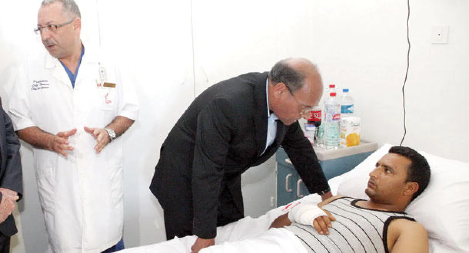 الرئيس التونسي المنصف المرزوقي خلال زيارته أمس جنديا أصيب خلال الأحداث الإرهابية الأخيرة التي شهدتها تونس الأربعاء الماضي والتي راح ضحيتها 15 قتيلا (أ. ب)