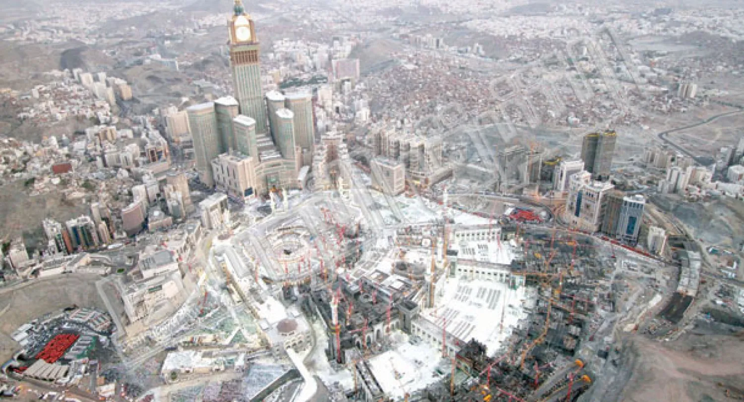 صورة خاصة بـ«الشرق الأوسط» لدى جولة نفذتها أمس مع طيران الأمن في مكة المكرمة وتبدو ملامح جزء واسع من توسعة خادم الحرمين الشريفين للحرم المكي (تصوير: أحمد حشاد)