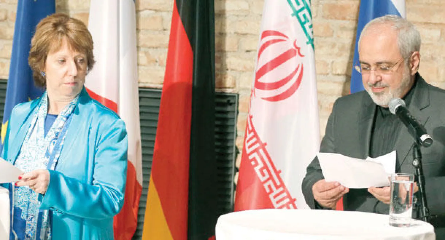 منسقة السياسة الخارجية للاتحاد الأوروبي كاثرين آشتون ووزير الخارجية الايراني محمد جواد ظريف في المؤتمر الصحافي الذى عقداه في فيينا يوم أول من أمس (رويترز)