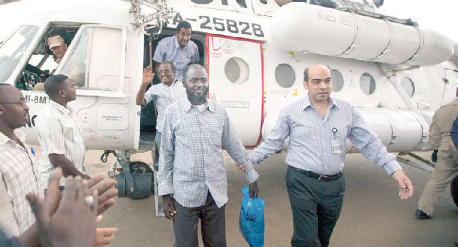 بعثة الأمم المتحدة والاتحاد الإفريقي في دارفور (يوناميد) ويظهر في الصورة بعض المفرج عنهم يغادرون طائرة هليكوبتر بعد قضائهم 32 يوما في الأسر (رويترز)